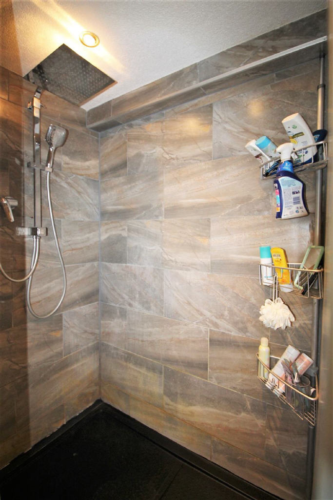 EG: Walk-In-Dusche mit Rainshower-System