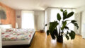 Zimmer 2 mit Zugang zum Balkon