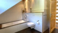 Tageslicht-Badezimmer mit Badewanne