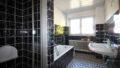 EG: Tageslicht-Badezimmer