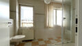 Tageslicht-Badezimmer mit Dusche und Badewanne