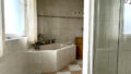 Tageslicht-Duschbad mit Dusche und Badewanne
