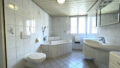 OG: Tageslicht-Badezimmer