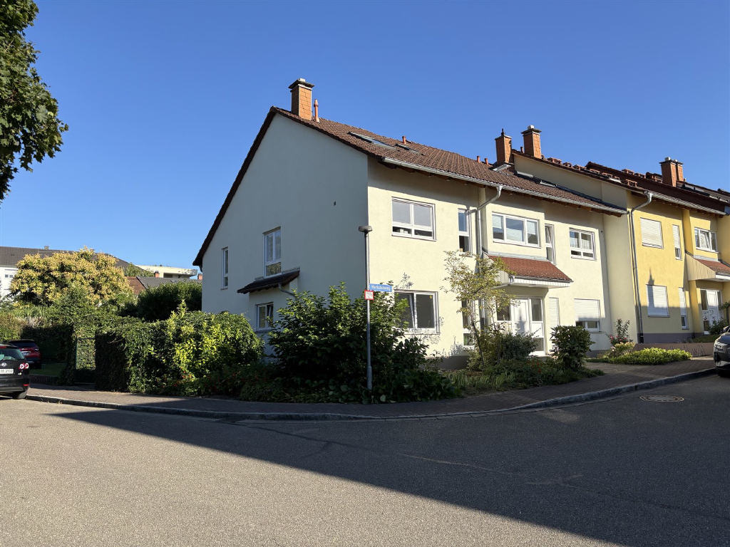 EG: Wohn-/Esszimmer mit Treppenabgang ins UG