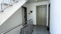 Gepflegtes Treppenhaus mit Aufzug