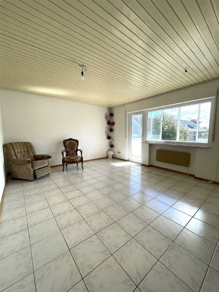 Wohnzimmer mit Zugang zum Balkon