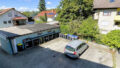 Sicht auf den Kfz-Stellplatz im Freien unmittelbar