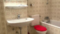 Badezimmer mit Waschmaschinenanschluss
