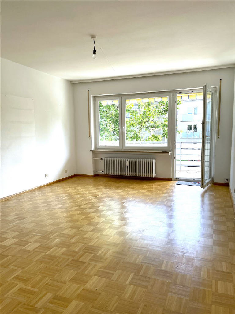 Wohn-/Esszimmer mit Zugang zum Süd-Balkon