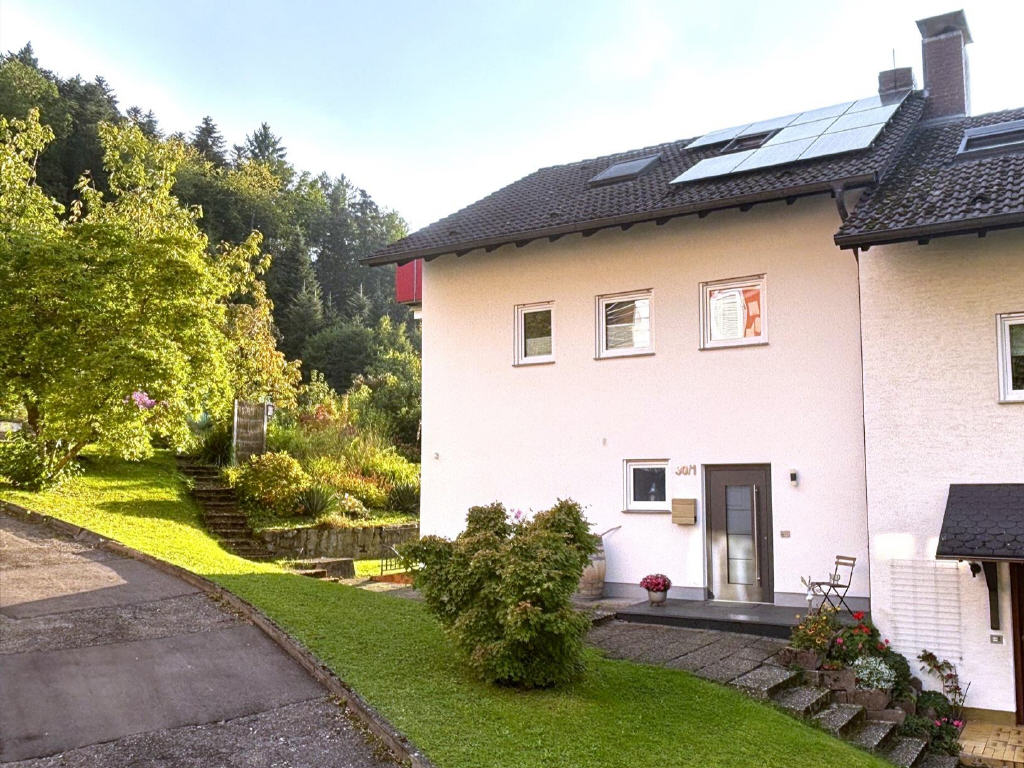 OG: Zimmer 3 mit Zugang zum Balkon 1
