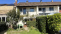 Hausansicht mit Garten