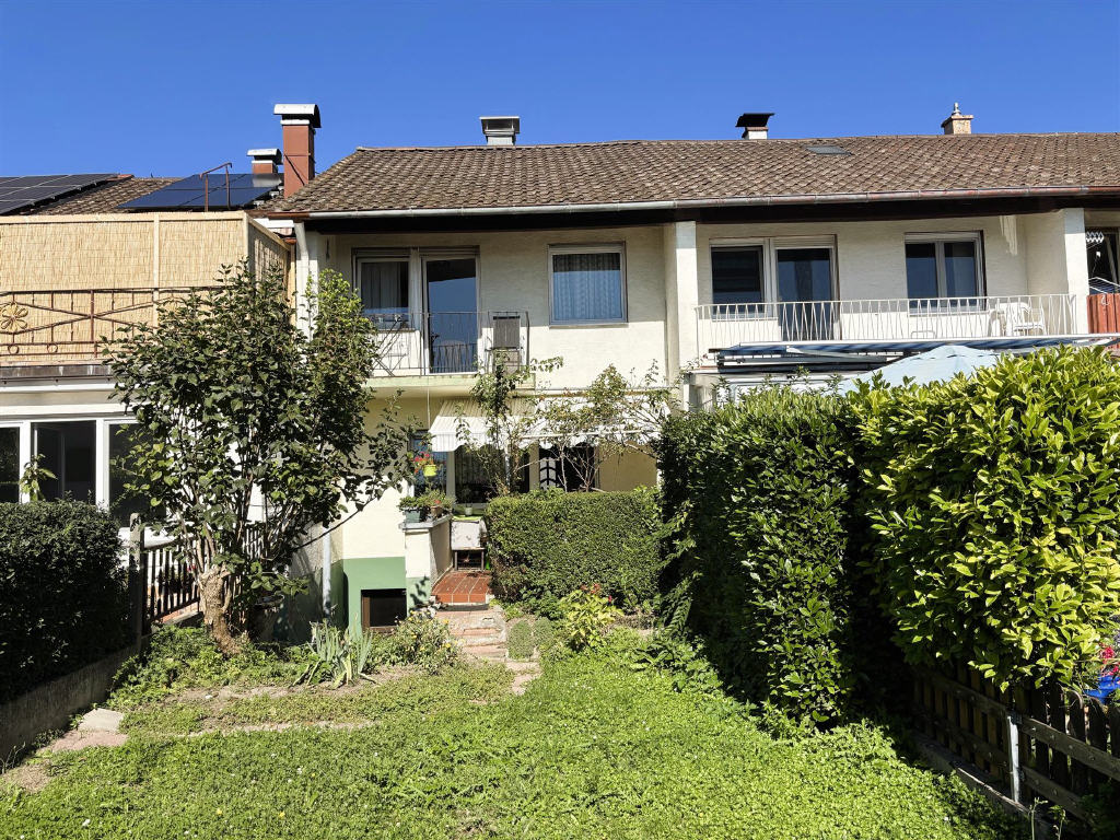 Hausansicht mit Garten