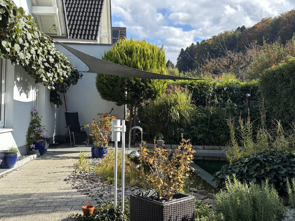 Garten mit Terrasse und Schwimmteich