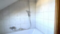 Tageslicht-Badezimmer mit Badewanne