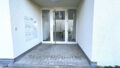 Zugang zum Wohnhaus mit 6 Wohnungen