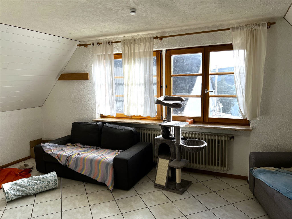 Küche mit Einbauküche und Zugang zur Dachterrasse