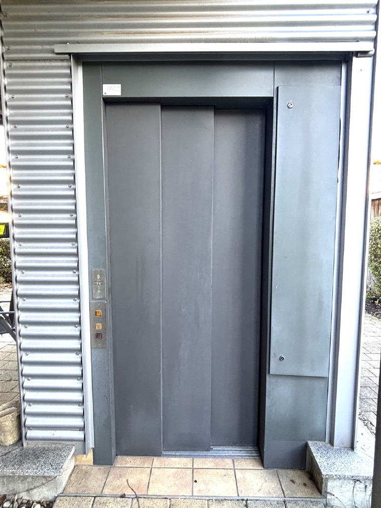 Aufzug am Laubengang