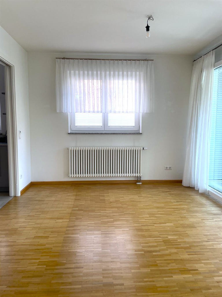 Wohn-/Essbereich mit Schiebetür zur Küche hin