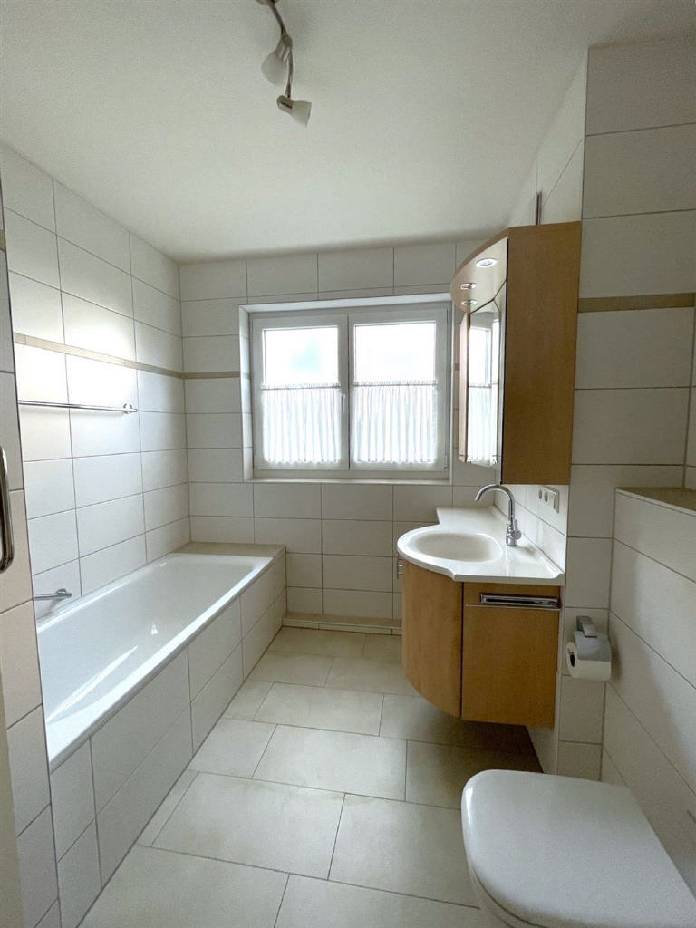 Tageslicht-Badezimmer mit Waschmaschinenanschluss