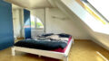 Schlafzimmer mit Ausziehtreppe zum Speicher