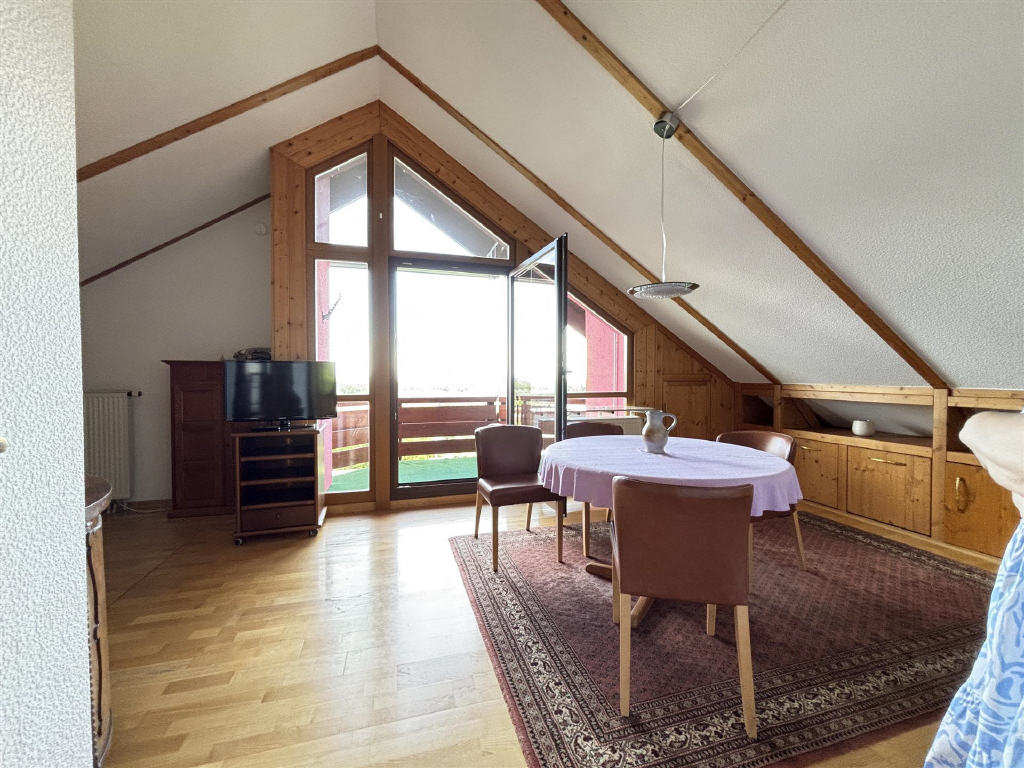 DG: Studio mit Zugang zum Balkon