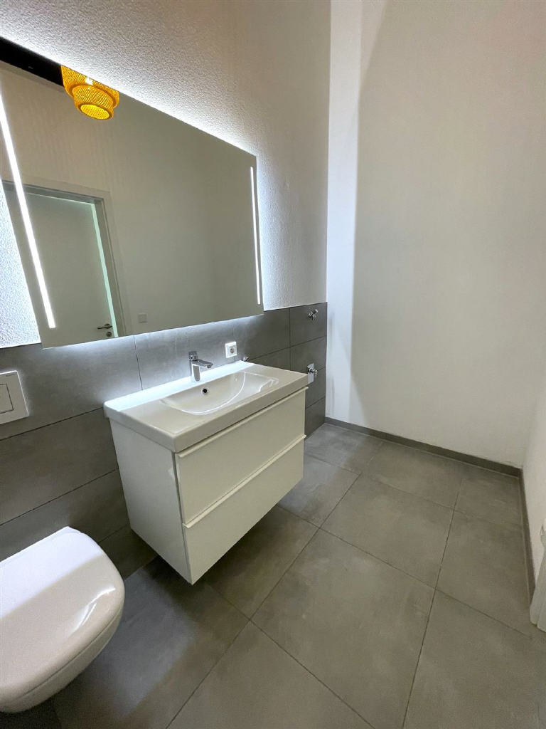 Gäste-WC mit Waschmaschinenanschluss