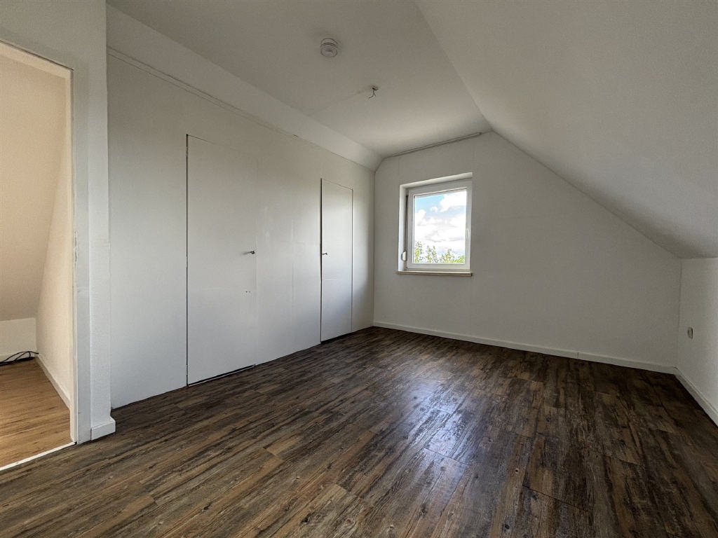 mit Einbauschrank