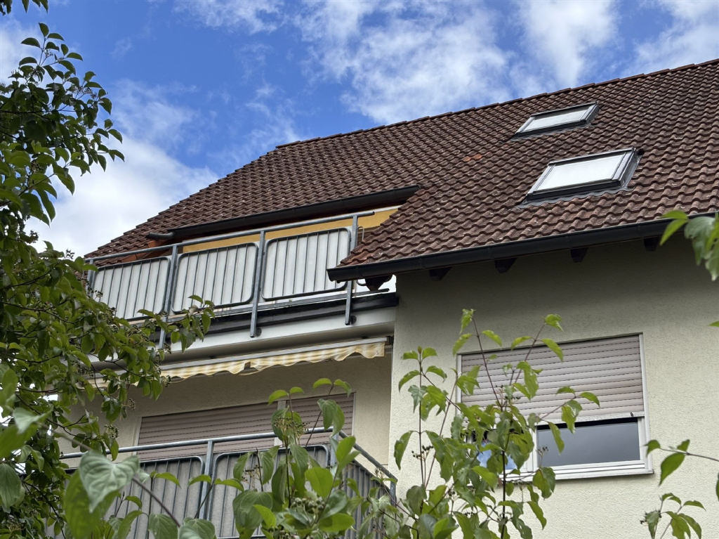 sonniger Balkon mit Markise