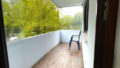 Wohnzimmer mit Zugang zur Küche und zum Balkon