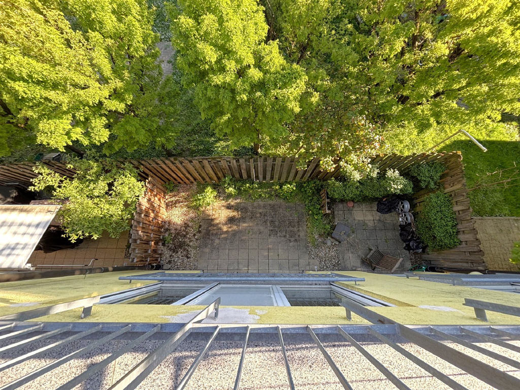 DG: Sicht von der Dachterrasse auf die Terrasse im