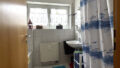 Tageslicht-Badezimmer mit Badewanne und Dusche