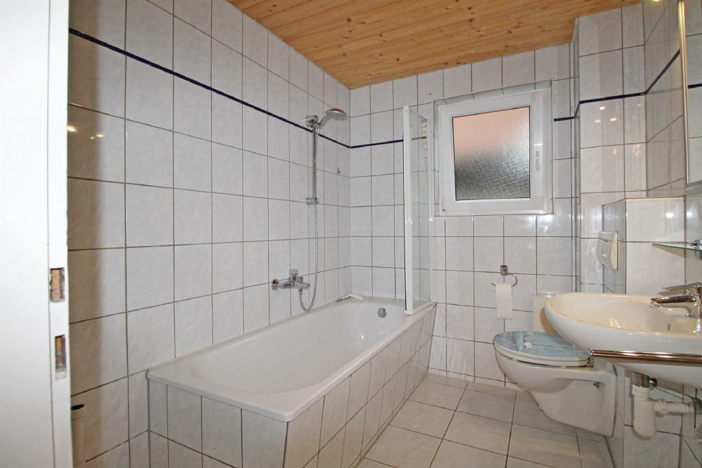 1. OG: Tageslicht-Badezimmer