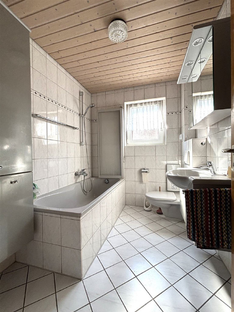 2 OG: Tageslicht-Badezimmer