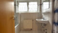 Tageslicht-Badezimmer mit Badewanne und Dusche