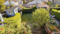 Hausansicht mit Garten
