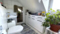 Tageslicht-Badezimmer mit Badewanne