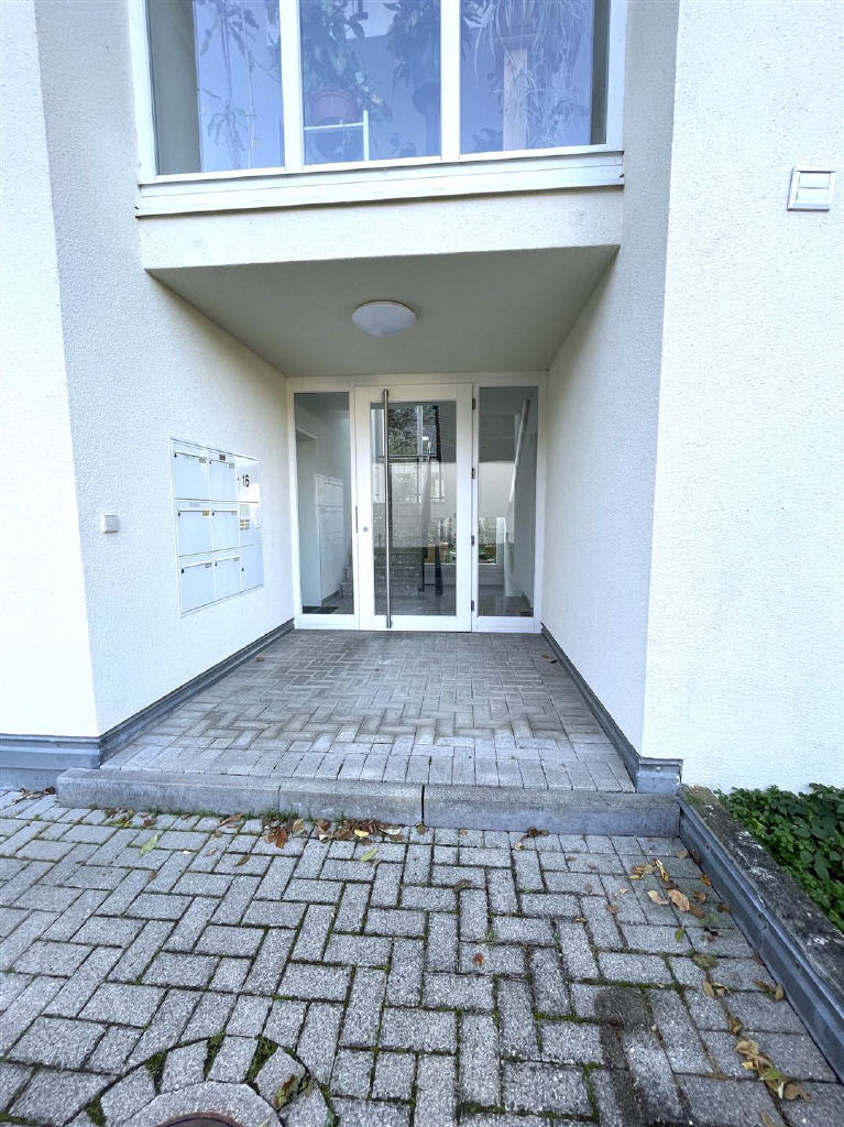 Zugang zum Wohnhaus mit 6 Wohnungen