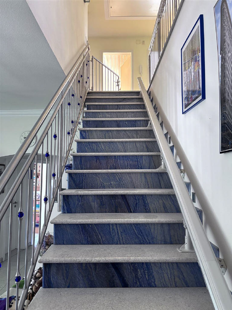 Treppenaufgang ins DG (zusätzlich mit Treppenlift)