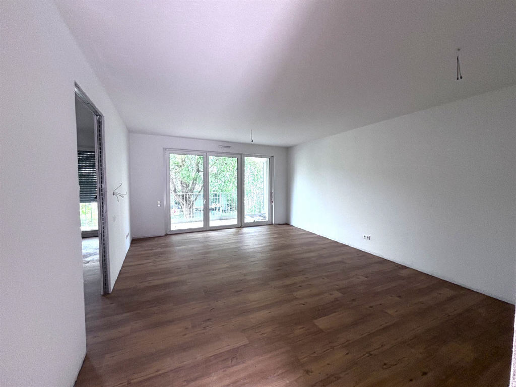 Wohn-/Esszimmer mit Zugang zum Balkon