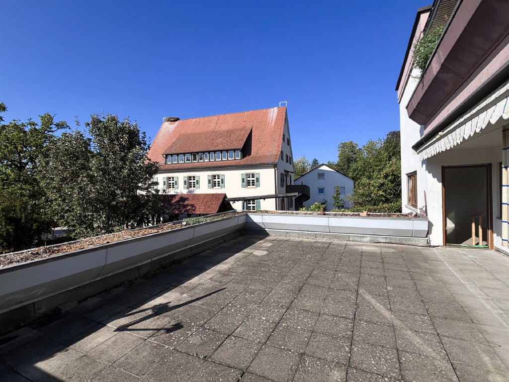 Sonnige Terrasse mit Blick zur Frickmühle
