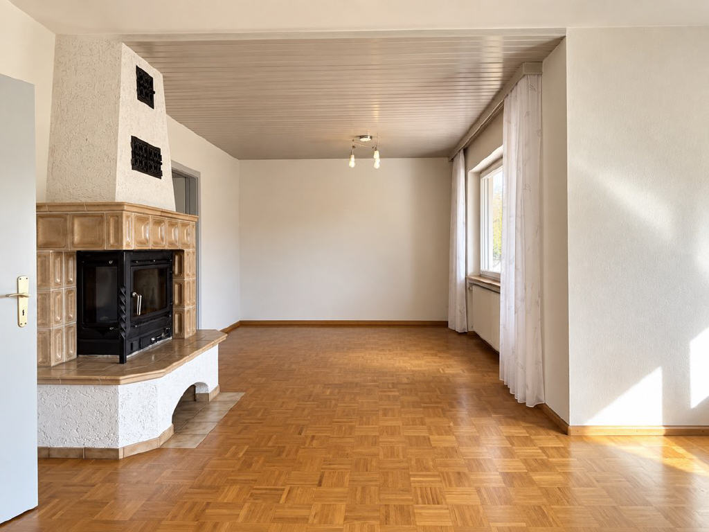 EG: Wohn-/Esszimmer mit Zugang zum Balkon / Garten