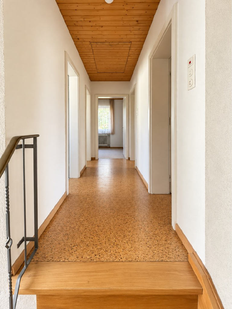 OG: Flur mit Ausziehtreppe zum Dachboden