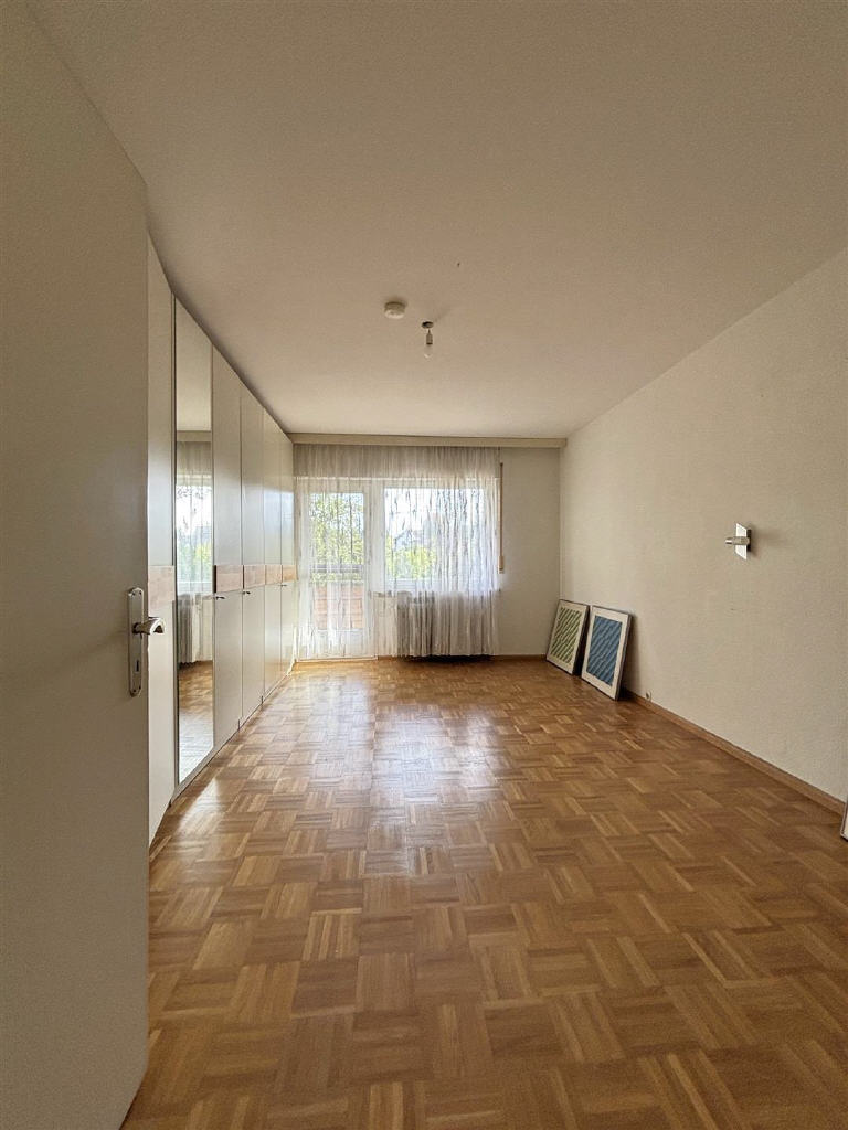 OG: Schlaf-/Arbeitszimmer 1 mit Zugang zum Balkon