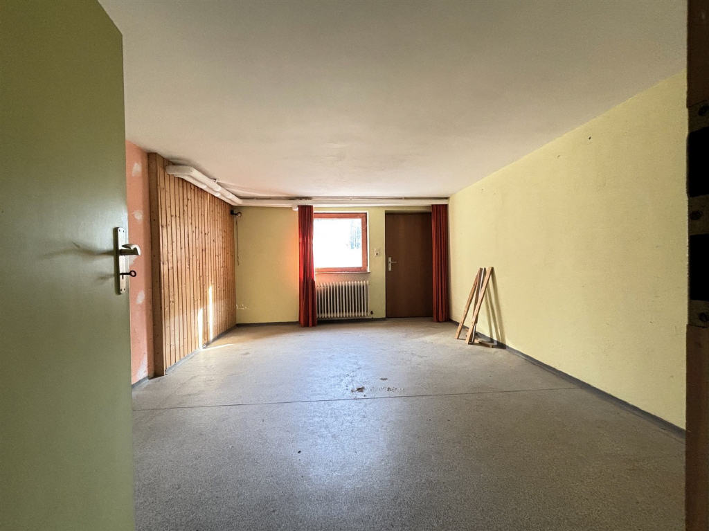 UG: Hobbyraum mit Zugang zum Garten